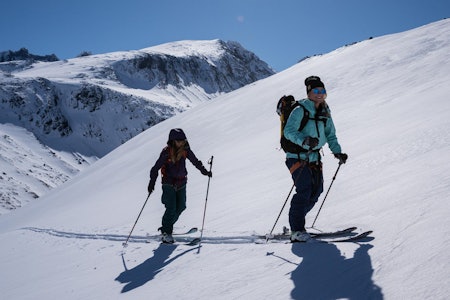 FILMSTJERNER: Anja Alme Gardli (til venstre) og Linn Cecilie Mæhlum debuterer som skifilmstjerner i Supervention 2. Her er de på innspilling i Hurrungane. Foto: Bård Basberg