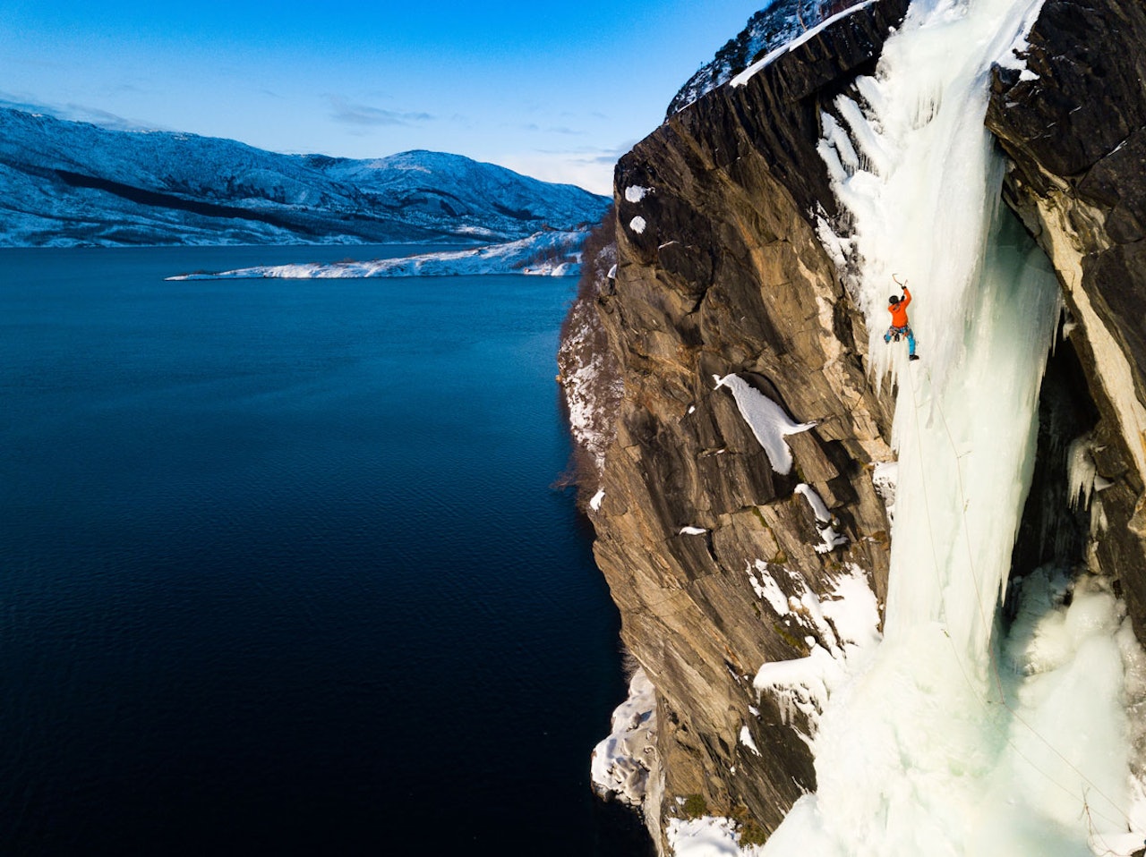 VAKKERT: Isklatring i havgapet som dessert etter en spennende miskklatretur på Smørstampen i Gildeskål. Foto: Signar André Nilsen VAKKERT: Isklatring i havgapet som dessert etter en spennende miskklatretur på Smørstampen i Gildeskål. Foto: Signar André Nilsen