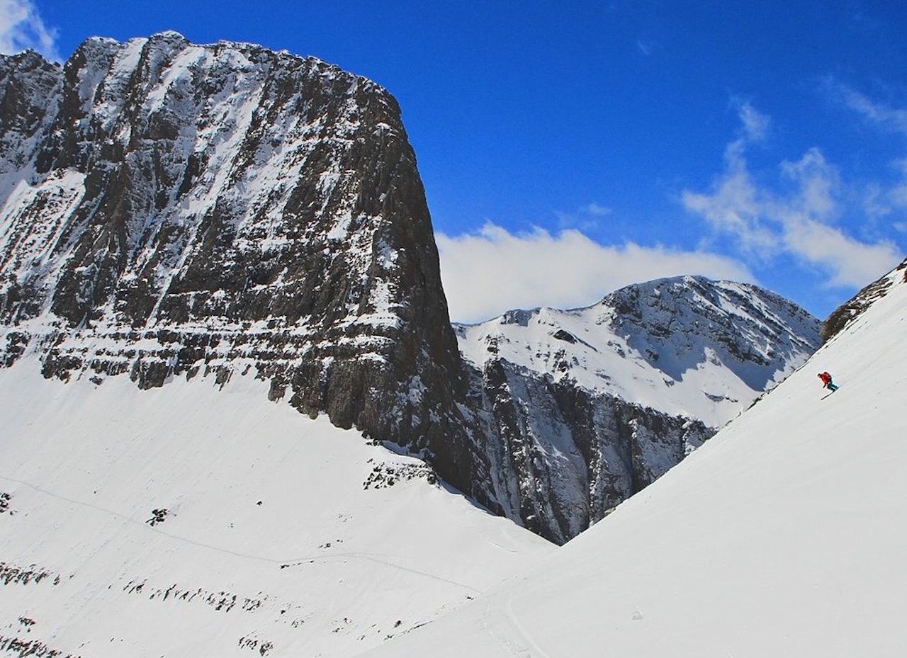 STORFJELLSKJØRING PÅ GRESK: Constantine Papanicolaou er først og fremst bak kamera, men noen ganger får han lurt seg foran også. Som her, men fjellpartiet Zevs trone i bakgrunnen. Foto: Costis Gortzis STORFJELLSKJØRING PÅ GRESK: Constantine Papanicolaou er først og fremst bak kamera, men noen ganger får han lurt seg foran også. Som her, men fjellpartiet Zevs trone i bakgrunnen. Foto: Costis Gortzis