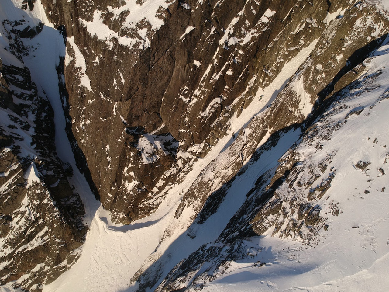 BRATT OG TRANGT: …det var forutsetningene som sikra seier til Bård Smestad med dette bildet fra Nordmøre. Foto: Bård Smestad BRATT OG TRANGT: …det var forutsetningene som sikra seier til Bård Smestad med dette bildet fra Nordmøre. Foto: Bård Smestad