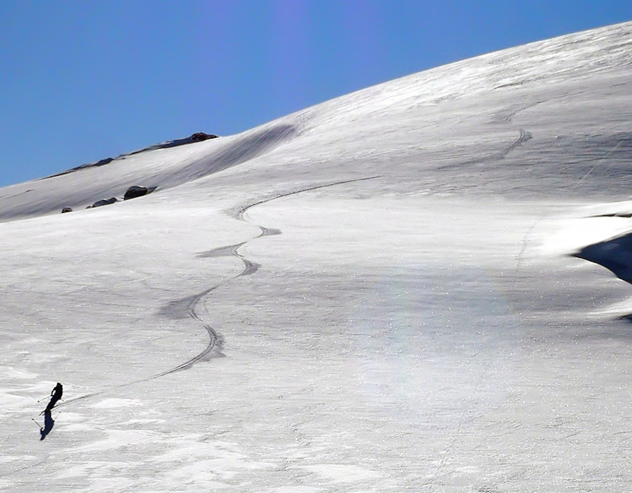 TØRR NYSNØ: Muligens ikke nok til å claime pudder, men lell da gitt. Det er tross alt tidlig i oktober. Foto: Kjartan Haugen TØRR NYSNØ: Muligens ikke nok til å claime pudder, men lell da gitt. Det er tross alt tidlig i oktober. Foto: Kjartan Haugen