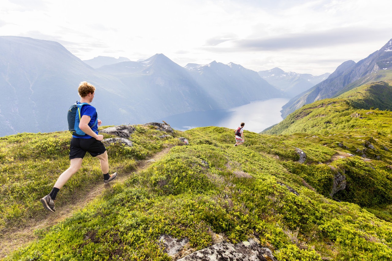 LØPER: Slik var utsikten fra fjorårets konkurranse. Foto: Stranda Fjord Trail Race LØPER: Slik var utsikten fra fjorårets konkurranse. Foto: Stranda Fjord Trail Race