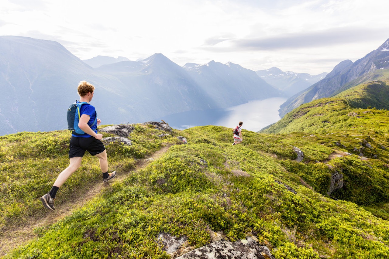 LØPER: Slik var utsikten fra fjorårets konkurranse. Foto: Stranda Fjord Trail Race