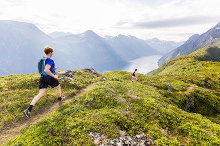LØPER: Slik var utsikten fra fjorårets konkurranse. Foto: Stranda Fjord Trail Race