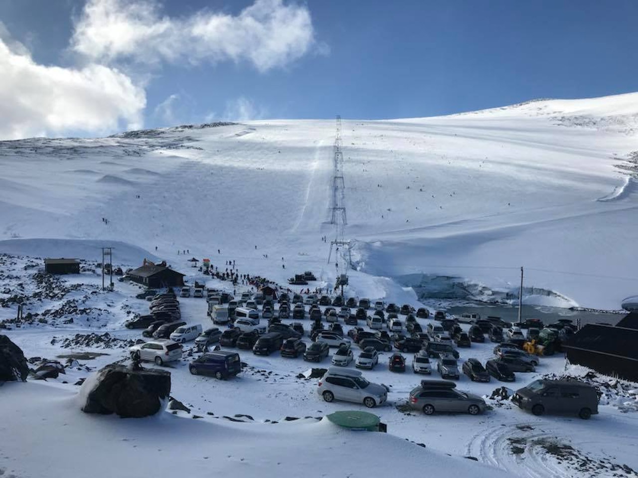 VINTER: Nysnø og vinterlige forhold på Galdhøpiggen sommerskisenter. Dette bildet ble tatt tidligere denne uka. Foto: Per Arne Vole