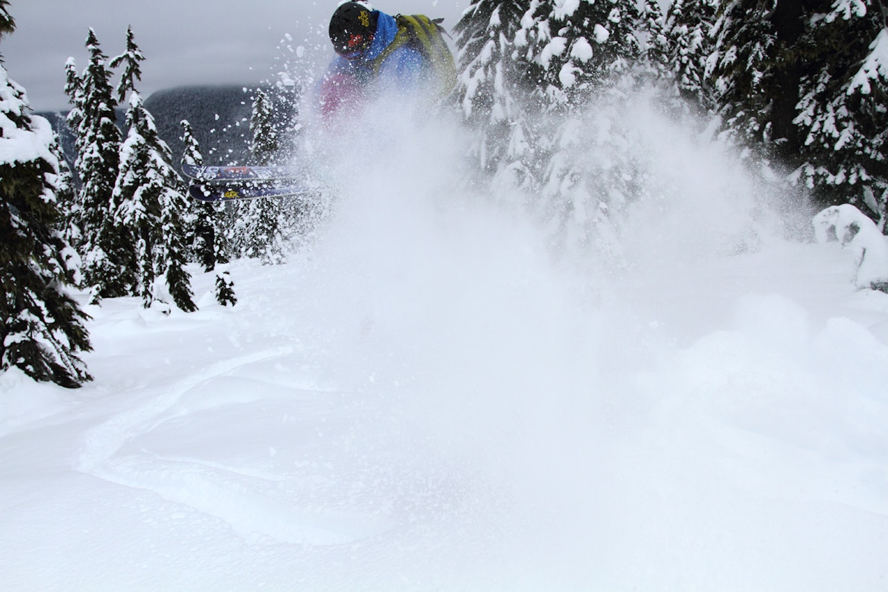 SNØ: Mattias Evangelista leker seg i metervis med snø med en 180. Foto: Tore Meirik SNØ: Mattias Evangelista leker seg i metervis med snø med en 180. Foto: Tore Meirik