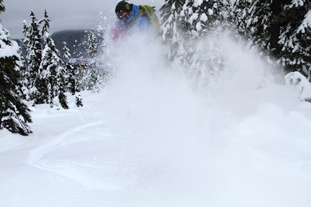 SNØ: Mattias Evangelista leker seg i metervis med snø med en 180. Foto: Tore Meirik SNØ: Mattias Evangelista leker seg i metervis med snø med en 180. Foto: Tore Meirik