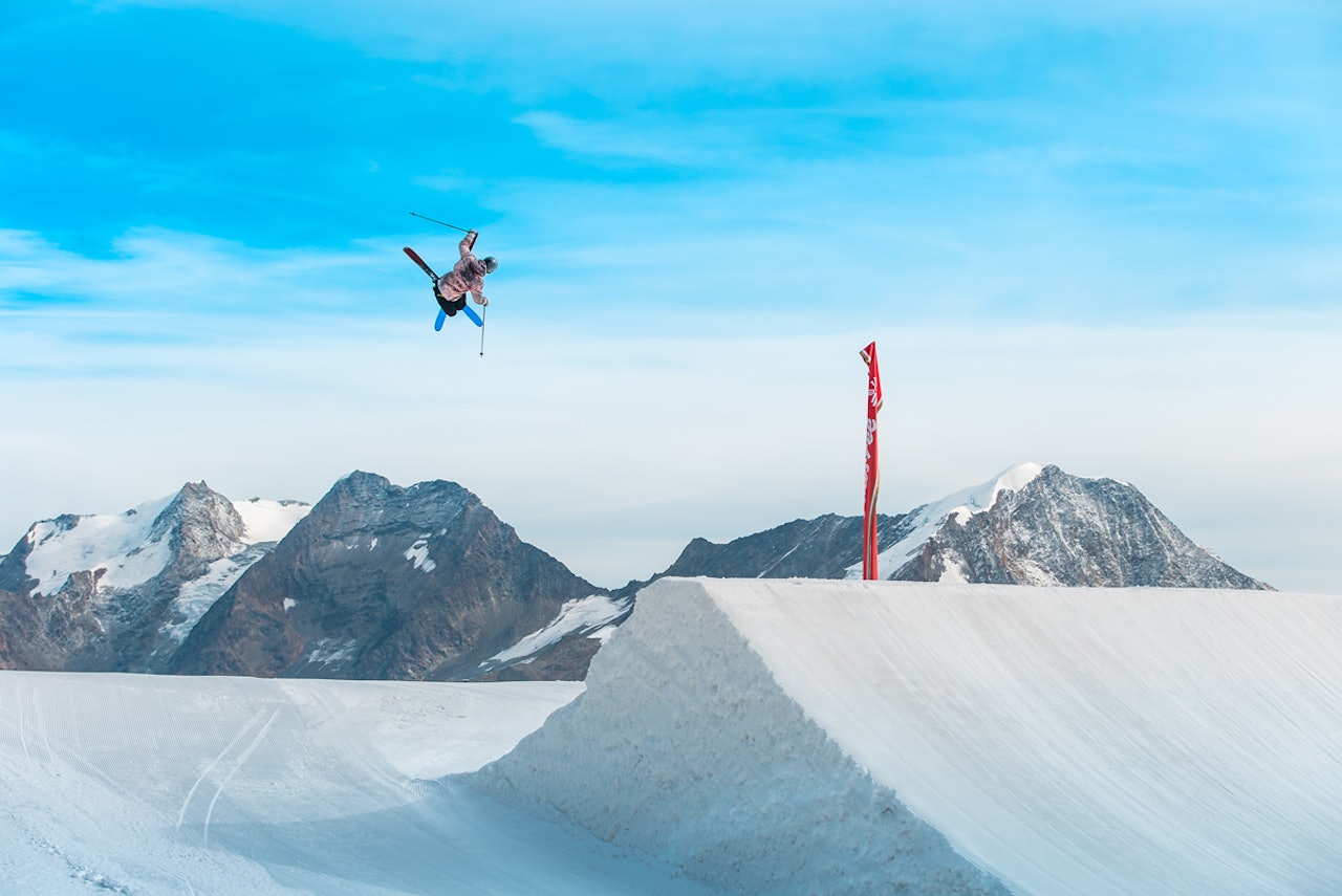 SVEITSISK KVALITET: Høstparken i Saas Fee leverer så det holder. Her er Ferdinand Dahl i lufta over det største hoppet. Foto: Luke Ocho Allen SVEITSISK KVALITET: Høstparken i Saas Fee leverer så det holder. Her er Ferdinand Dahl i lufta over det største hoppet. Foto: Luke Ocho Allen