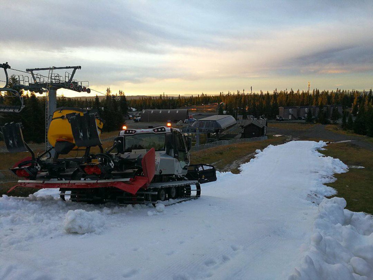 PREPPING: Sidan klokka 07.00 i dag har mannskapet jobba for å få ferdig parken. Foto: Tale G. Steiner