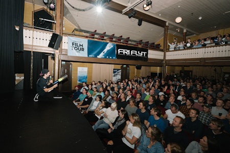 FULLE HUS: Det er ikke rart Fri Flyts Film Tour trekker fulle hus når Vebjørn Enersen skyter ut freebies med potetkanon. Foto: Bård Basberg
