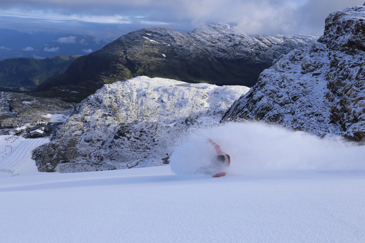 HISTORISK: Faceshots i tørr nysnø på Folgefonna i august. Kan sommeren bli bedre? Foto: Ivan Dragan HISTORISK: Faceshots i tørr nysnø på Folgefonna i august. Kan sommeren bli bedre? Foto: Ivan Dragan