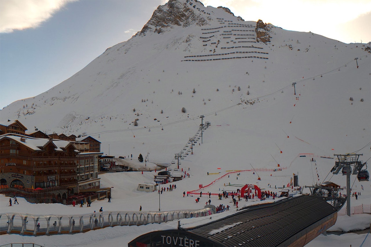 FIRE OMKOMMET: Fire personer har omkommet i et skred i Tignes i Frankrike. Skredet gikk øverst til venstre i bildet. Foto: Skjermdump / webkamera FIRE OMKOMMET: Fire personer har omkommet i et skred i Tignes i Frankrike. Skredet gikk øverst til venstre i bildet. Foto: Skjermdump / webkamera