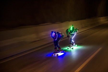 HER GÅR DET UNNA: Over 100 kilometer i timen nesten 300 meter i en tunell under havoverflata. Vi får håpe viftene i tunellen fungerte. Foto: Olav Standal Tangen HER GÅR DET UNNA: Over 100 kilometer i timen nesten 300 meter i en tunell under havoverflata. Vi får håpe viftene i tunellen fungerte. Foto: Olav Standal Tangen