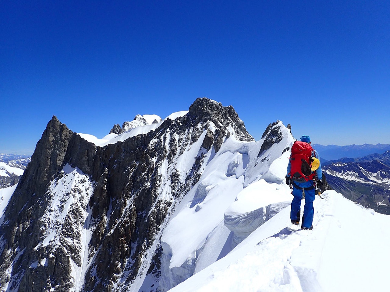 NÆR MÅLET: Tormod Granheim mangler bare tre fjelltopper i Sveits før han har nådd drømmen om å bestige alle 4000-meterne i Alpene. Her er han på vei mot Grandes Jorasses i Chamonix. Foto: Signar Nilsen