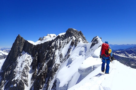 NÆR MÅLET: Tormod Granheim mangler bare tre fjelltopper i Sveits før han har nådd drømmen om å bestige alle 4000-meterne i Alpene. Her er han på vei mot Grandes Jorasses i Chamonix. Foto: Signar Nilsen