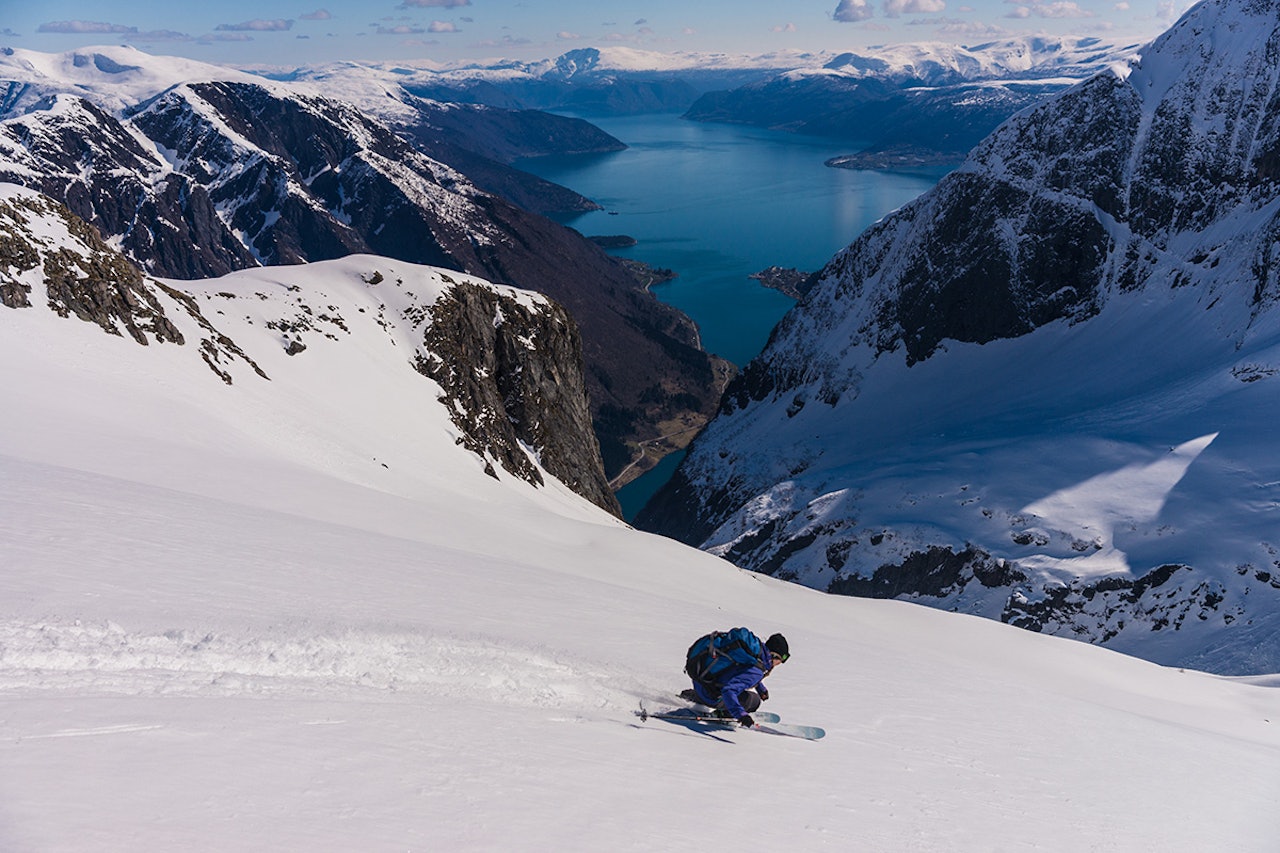 SOGNEFJORDRUTA: Fri Flyt var med da Sognefjordruta ble gått for første gang. Her er Marit Rolvsjord ned mot Esebotn og Balestrand. Foto: Bård Basberg SOGNEFJORDRUTA: Fri Flyt var med da Sognefjordruta ble gått for første gang. Her er Marit Rolvsjord ned mot Esebotn og Balestrand. Foto: Bård Basberg