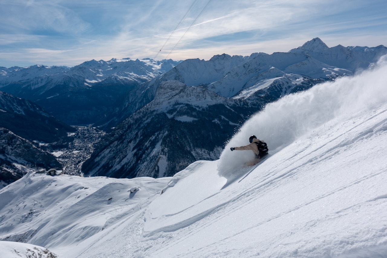 STORT: Det meste er stort på Helbronner, også snødybden i disse dager. Det setter Henrik Auestad pris på. Foto: Henning Skjetne STORT: Det meste er stort på Helbronner, også snødybden i disse dager. Det setter Henrik Auestad pris på. Foto: Henning Skjetne
