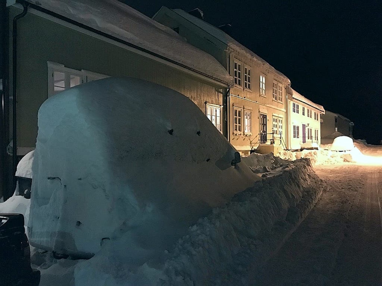 ENORMT MED SNØ: – Opptil to meter fra Vestvågøya og vestover, og litt mindre, men fortsatt veldig mye øst for Vestvågøy, sier Lofot-guide Seth Hobby, som tok dette bildet av bilen sin (en 9-seters buss (!) onsdag ettermiddag. Foto: Seth Hobby ENORMT MED SNØ: – Opptil to meter fra Vestvågøya og vestover, og litt mindre, men fortsatt veldig mye øst for Vestvågøy, sier Lofot-guide Seth Hobby, som tok dette bildet av bilen sin (en 9-seters buss (!) onsdag ettermiddag. Foto: Seth Hobby