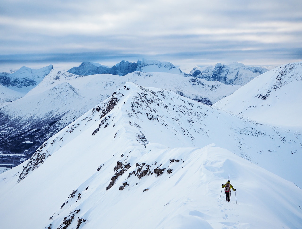 KLASSIKER: Loftskarstinden i Romsdalen har en svært fotogen rygg, og i helgen var forholdene prima! Foto: Åsmund Nygaard KLASSIKER: Loftskarstinden i Romsdalen har en svært fotogen rygg, og i helgen var forholdene prima! Foto: Åsmund Nygaard