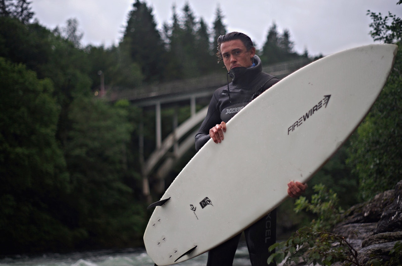 SURF: Benjamin Forthun bruker sommeren med surfbrett på Bulkenbølgen i Voss, og hva som er greia med Birgitte Ø finner du (til en viss grad) ut lenger ned. Foto: Mathias Sandvik SURF: Benjamin Forthun bruker sommeren med surfbrett på Bulkenbølgen i Voss, og hva som er greia med Birgitte Ø finner du (til en viss grad) ut lenger ned. Foto: Mathias Sandvik