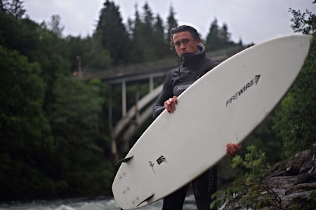 SURF: Benjamin Forthun bruker sommeren med surfbrett på Bulkenbølgen i Voss, og hva som er greia med Birgitte Ø finner du (til en viss grad) ut lenger ned. Foto: Mathias Sandvik SURF: Benjamin Forthun bruker sommeren med surfbrett på Bulkenbølgen i Voss, og hva som er greia med Birgitte Ø finner du (til en viss grad) ut lenger ned. Foto: Mathias Sandvik