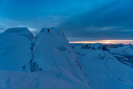 VAKKERT: Tinderangle-skituren over de fem toppene på Strandtindtraversen byr på noe av Helgelands flotteste natur. Foto: Signar André Nilsen