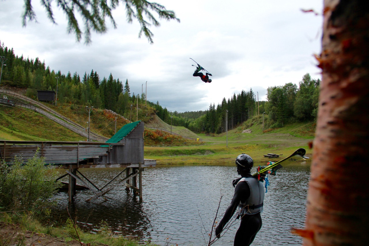 FOLKEHØGSKOLEDAG: Martin Skarpaas finner tailen over vannhoppet med Levanger, mens Martin Venedik vurderer stilen. Foto: Eimund Staverløkk FOLKEHØGSKOLEDAG: Martin Skarpaas finner tailen over vannhoppet med Levanger, mens Martin Venedik vurderer stilen. Foto: Eimund Staverløkk