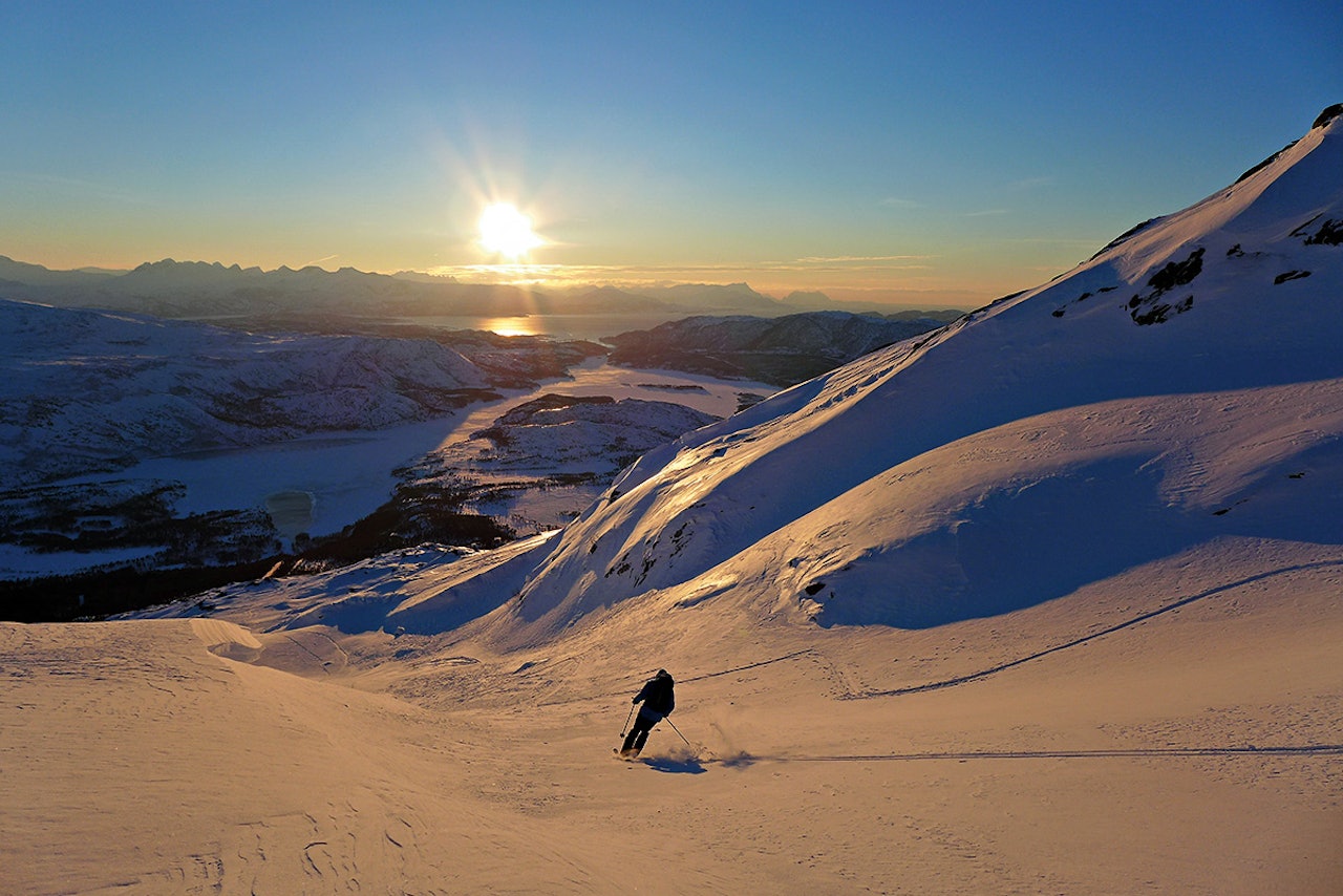 KYSTNÆRT: High Camp Nord byr på kystnære toppturer. Her fra half pipen på Heggmotinden med Anders Bonsak. Foto: Lene Pedersen KYSTNÆRT: High Camp Nord byr på kystnære toppturer. Her fra half pipen på Heggmotinden med Anders Bonsak. Foto: Lene Pedersen