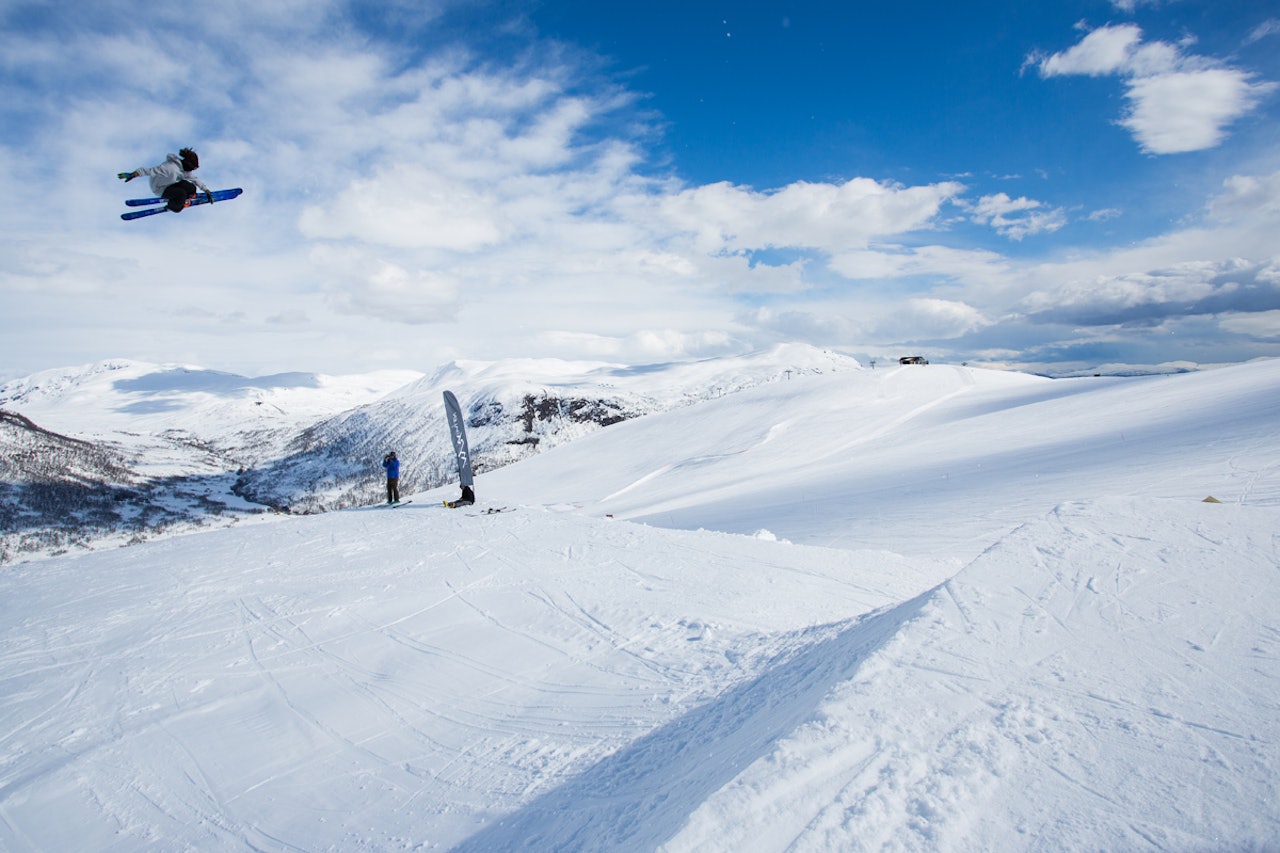 PÅ FERIE HELE TIDA: James Woods gjør ingenting annet enn å kjøre på ski og leke seg. Her er han på «jobb» i lufta over Myrkdalen. Foto: Tore Meirik
