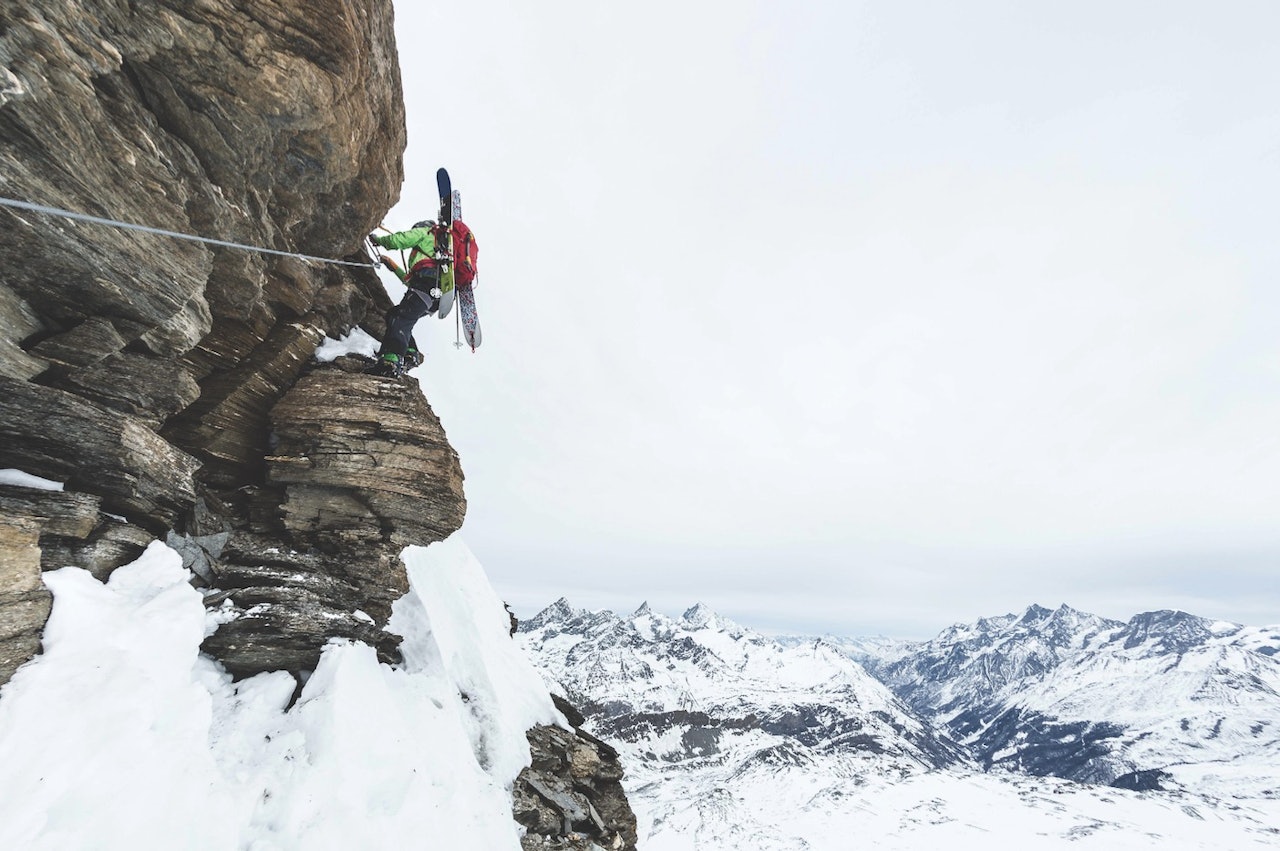 SKI PÅ SEKKEN: På grensen mellom Italia og Sveits, på kammen kalt Furggrat, går det en ny via ferrata beregnet for vinterbruk (La Traversata). Den åpner opp for frikjøring ovenfor skisenteret i Cervinia. SKI PÅ SEKKEN: På grensen mellom Italia og Sveits, på kammen kalt Furggrat, går det en ny via ferrata beregnet for vinterbruk (La Traversata). Den åpner opp for frikjøring ovenfor skisenteret i Cervinia.