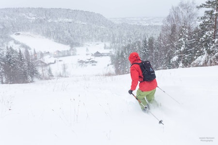 NEDBØR: Kongsberg skisenter kan vente seg mengder med snø. Slik så det ut i høst etter et snødump. Foto: Jostein Nymoen