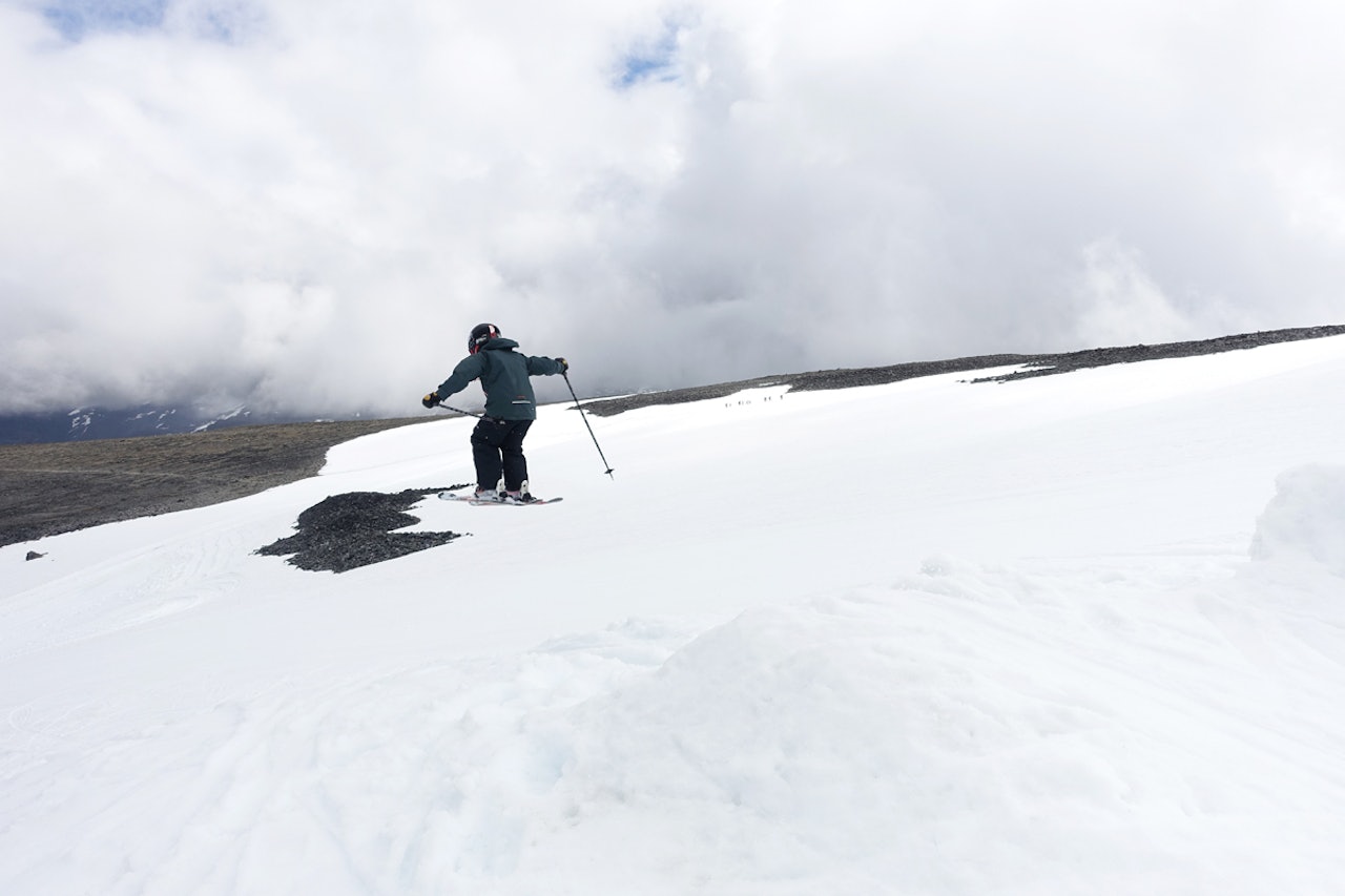 HJEMMELAGD: Skal du få luft under skiene på Galdhøpiggen sommerskisenter i sommer må du bygge hoppet selv. Dette bildet ble tatt 9. juli, men det er fortsatt masse snø på Juvbreen. Foto: Tore Meirik HJEMMELAGD: Skal du få luft under skiene på Galdhøpiggen sommerskisenter i sommer må du bygge hoppet selv. Dette bildet ble tatt 9. juli, men det er fortsatt masse snø på Juvbreen. Foto: Tore Meirik