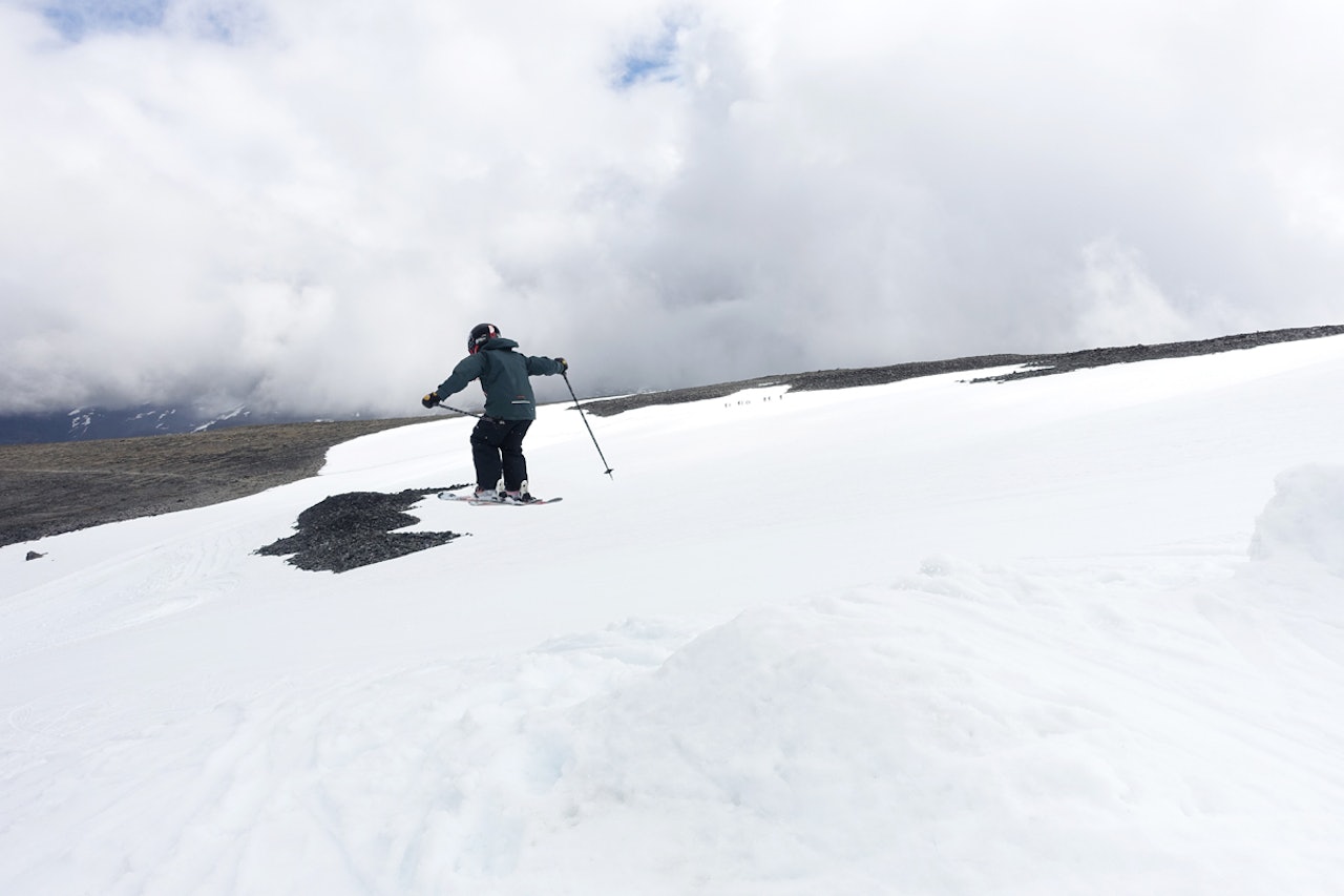 HJEMMELAGD: Skal du få luft under skiene på Galdhøpiggen sommerskisenter i sommer må du bygge hoppet selv. Dette bildet ble tatt 9. juli, men det er fortsatt masse snø på Juvbreen. Foto: Tore Meirik