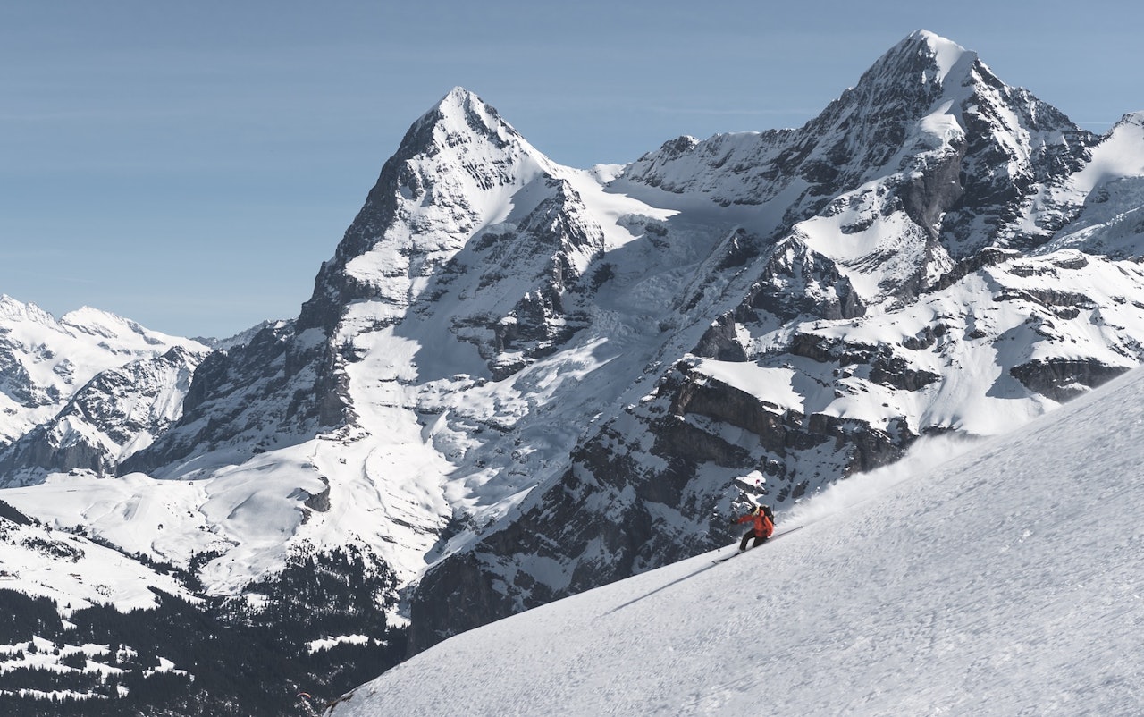 UTSIKT: Få steder kan du kjøre på ski med en utsikt som i fjellene over Mürren. Lothar Hofer gjør det på telemark med Eiger og Jungfrau i bakgrunnen. UTSIKT: Få steder kan du kjøre på ski med en utsikt som i fjellene over Mürren. Lothar Hofer gjør det på telemark med Eiger og Jungfrau i bakgrunnen.