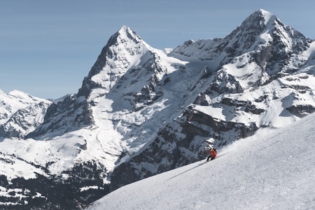 UTSIKT: Få steder kan du kjøre på ski med en utsikt som i fjellene over Mürren. Lothar Hofer gjør det på telemark med Eiger og Jungfrau i bakgrunnen.