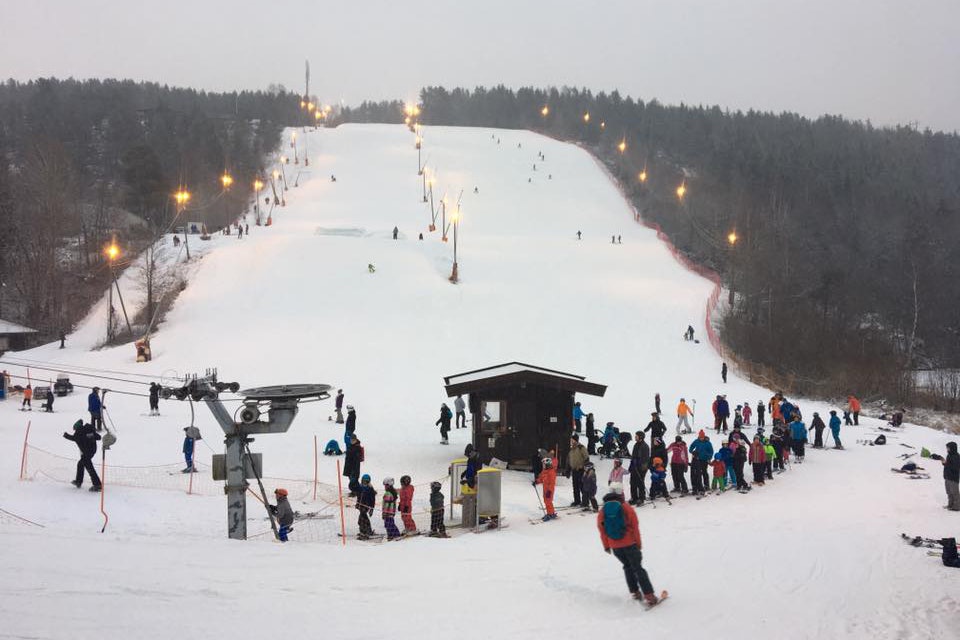 OPPVOKST: Helene Olafsen er vokst opp med å kjøre snowboard i Ingierkollen. Foto: Ingierkollen Ingierkollen