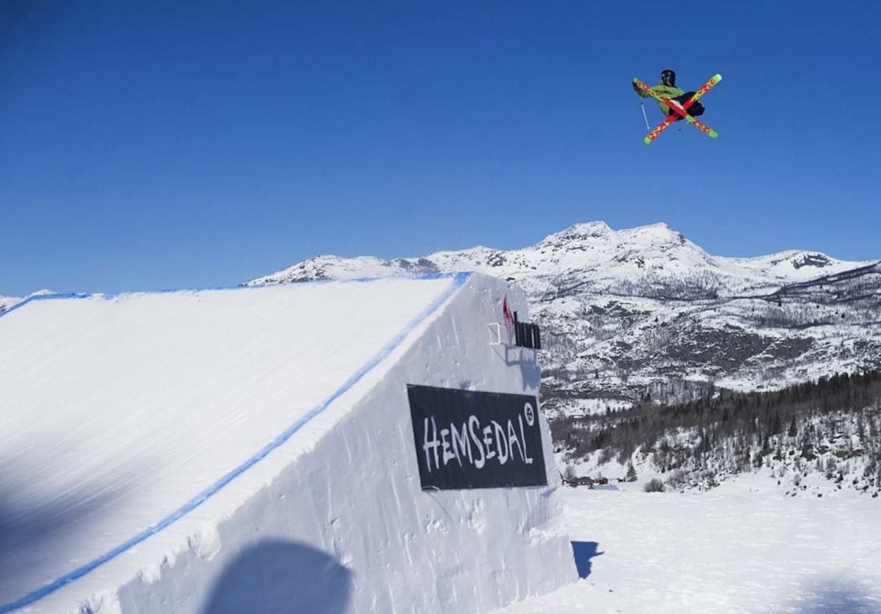 GRAB: Twintip/Freeski-legenden Aleksander Aurdal viser deg de viktigste grabbene på ski. Foto: Emil Kjos Sollie