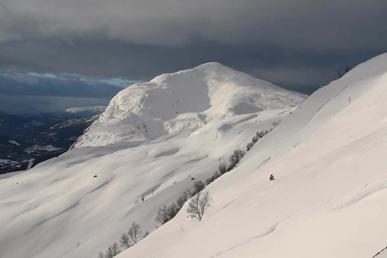 TILGJENGELIG: Blant annet Tindefjellet, som du ser her fra øst, vil få parkering. Foto: Jølster kommune TILGJENGELIG: Blant annet Tindefjellet, som du ser her fra øst, vil få parkering. Foto: Jølster kommune