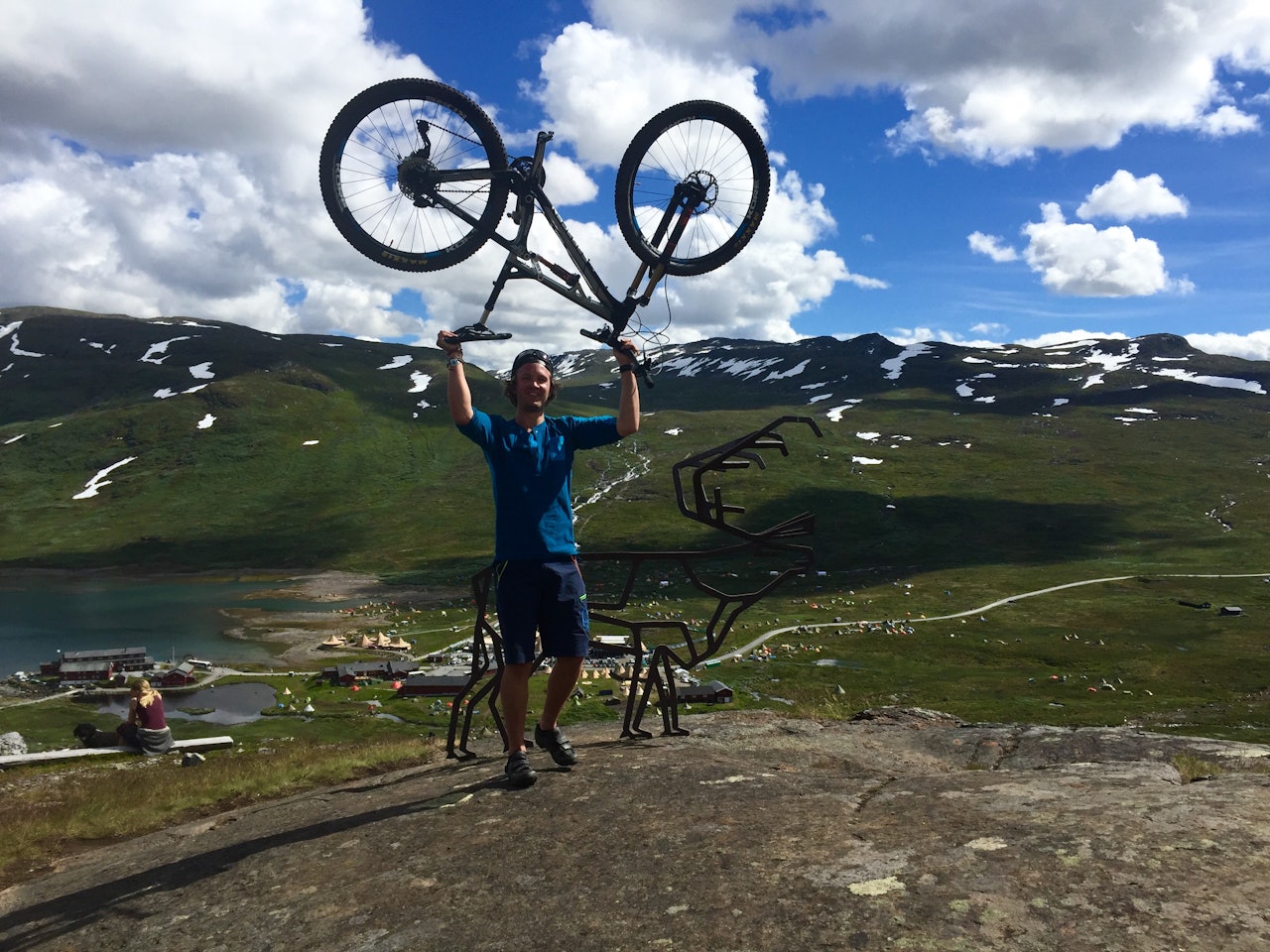 PÅ VINJEROCK: Akkurat nå er Skrebergene på Vinjerock ved Eidsbugarden. Foto: Privat PÅ VINJEROCK: Akkurat nå er Skrebergene på Vinjerock ved Eidsbugarden. Foto: Privat