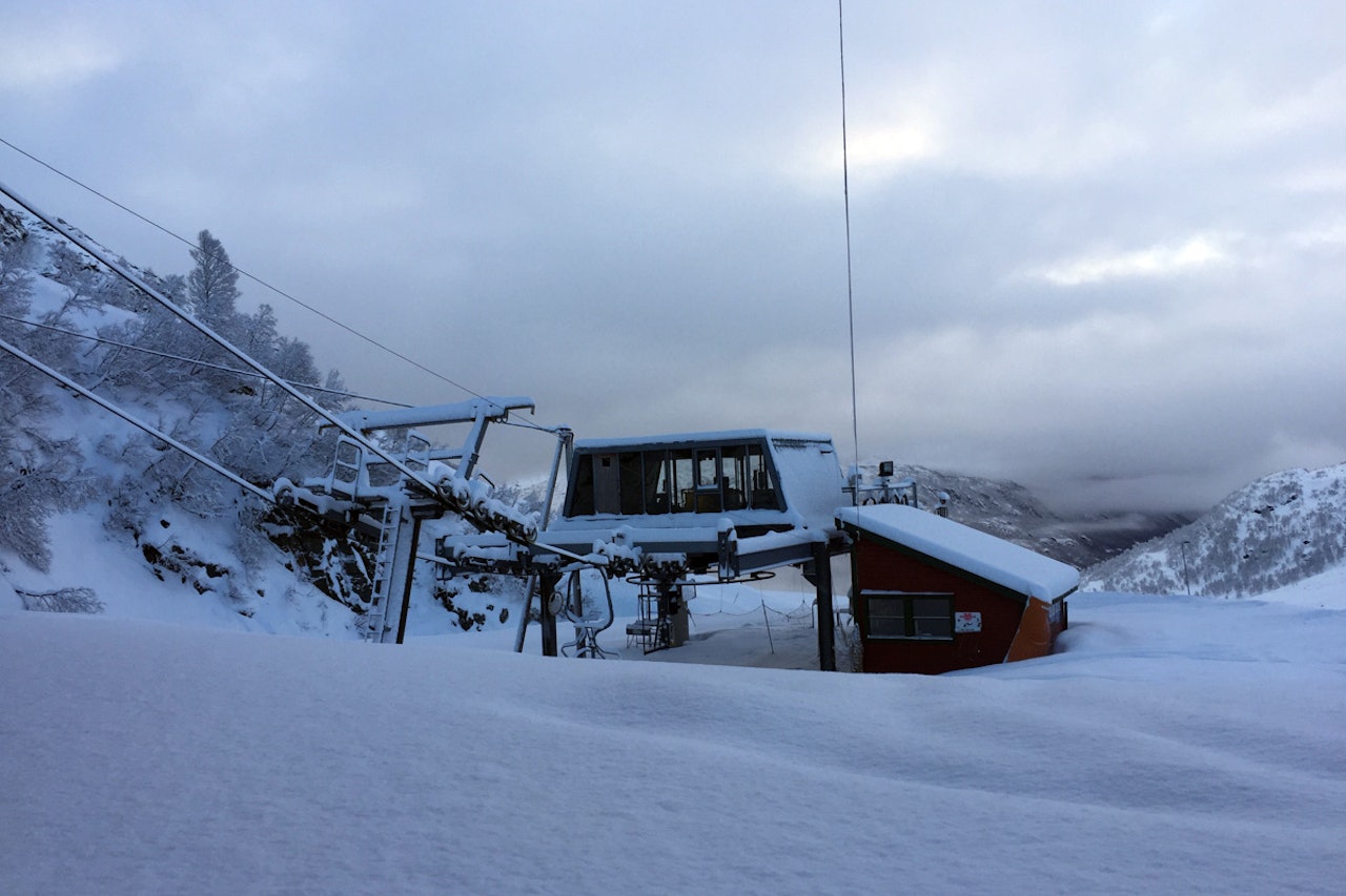 SNØFALL: Flere skianlegg fikk rikelig med snø mot slutten av helga. Røldal fikk 35 centimeter i natt. Bildet tatt mandag morgen. Foto: Oddvar Bratteteig / Røldal Skisenter