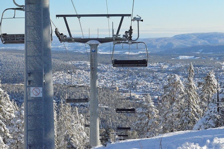 SKADET: En mann i 50-årene pådro seg flere brudd etter en ulykke i natt. Bildet tatt i en annen anledning. Foto: Kongsberg Skisenter 