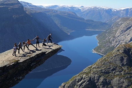 BÆREKRAFT?: Trolltunga har blitt et slags symbol på problemene med massiv turisttrafikk til severdigheter i norsk natur. Hvordan vil de politiske partiene løse dette?