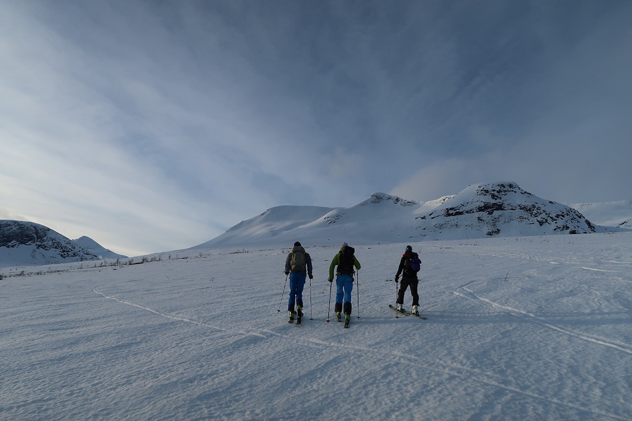 PÅ TUR: Her er Bård Smestad på tur til Trolltind i Jordalsgrenda i helga. Legg merke til manglende spor bak skikjørerne. Foto: Bård Smestad PÅ TUR: Her er Bård Smestad på tur til Trolltind i Jordalsgrenda i helga. Legg merke til manglende spor bak skikjørerne. Foto: Bård Smestad