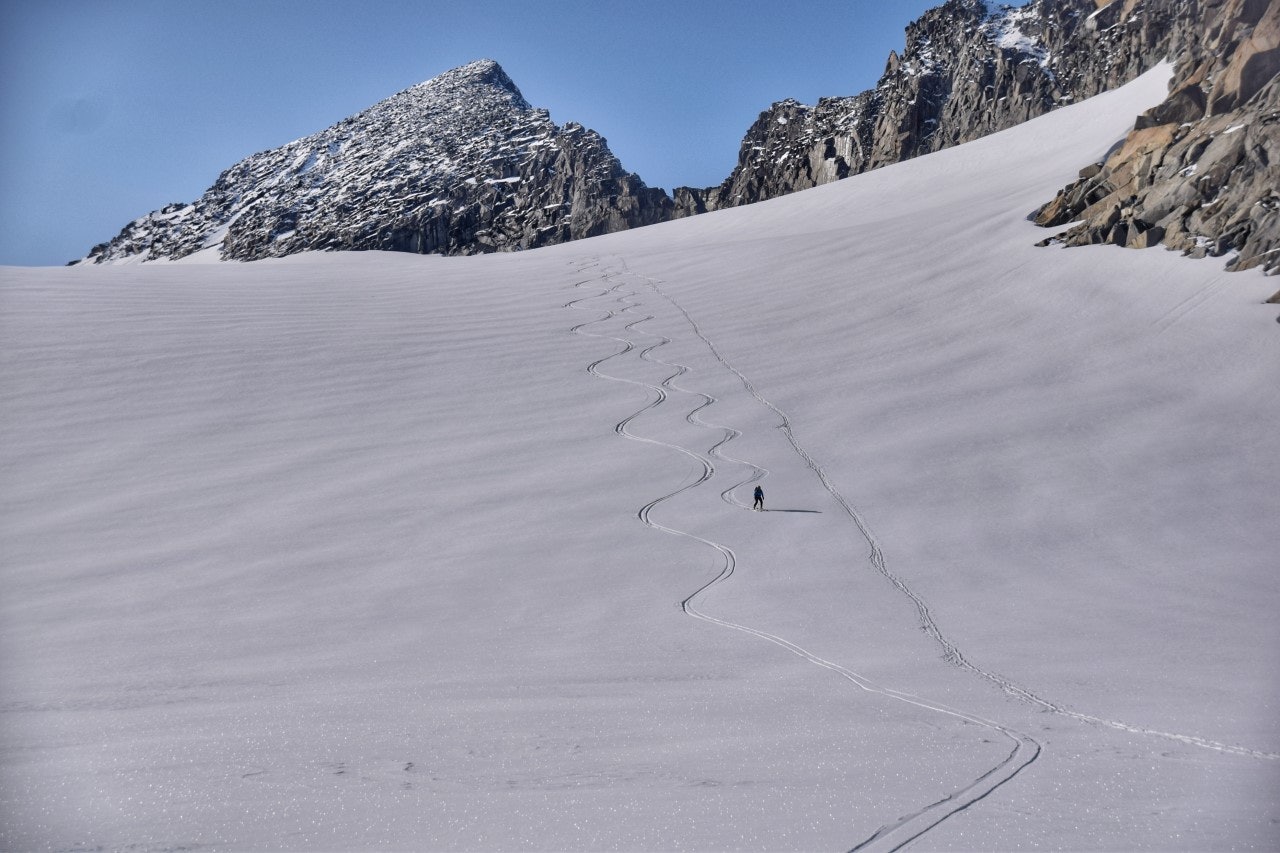 SOMMERLIG NYSNØ: Turid Haugen nyter 25 centimeter nysnø på vei ned fra Storsteinsfjellet utenfor Narvik - før august måned er over! Foto: Sveinung Mosnes SOMMERLIG NYSNØ: Turid Haugen nyter 25 centimeter nysnø på vei ned fra Storsteinsfjellet utenfor Narvik - før august måned er over! Foto: Sveinung Mosnes