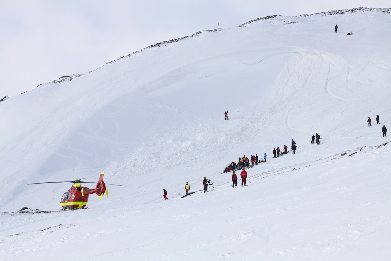 KOSTBART: Store ressurser settes i sving ved mistanke om at noen er tatt i snøskred. Er det derfor rimelig at de som havner i ulykkene tar regninga selv? Foto: Tore Meirik KOSTBART: Store ressurser settes i sving ved mistanke om at noen er tatt i snøskred. Er det derfor rimelig at de som havner i ulykkene tar regninga selv? Foto: Tore Meirik