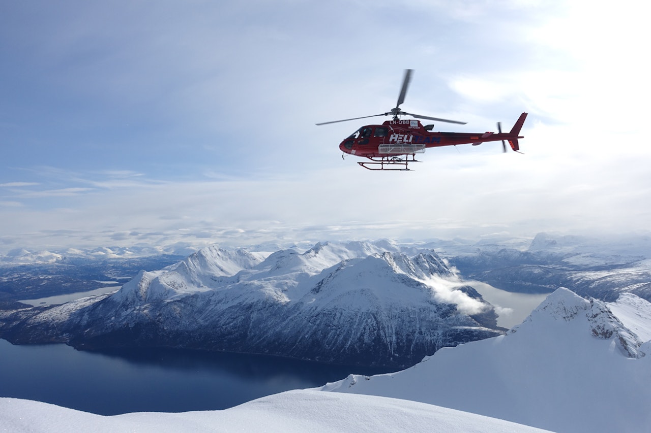MANGLER LOKAL STØTTE: Motorbasert skikjøring, om det er med helikopter, snøskuter eller beltevogn, er i prinsippet lovlig såfremt lokale myndigheter og grunneiere gir tommel opp. Men det gjør de sjelden, dermed er heliskiing, catskiing og snøskuterkjøring like uvanlig i dag som før dagens regjering kom til makten. Dette bildet er fra Andørja i Troms. Foto: Tore Meirik MANGLER LOKAL STØTTE: Motorbasert skikjøring, om det er med helikopter, snøskuter eller beltevogn, er i prinsippet lovlig såfremt lokale myndigheter og grunneiere gir tommel opp. Men det gjør de sjelden, dermed er heliskiing, catskiing og snøskuterkjøring like uvanlig i dag som før dagens regjering kom til makten. Dette bildet er fra Andørja i Troms. Foto: Tore Meirik
