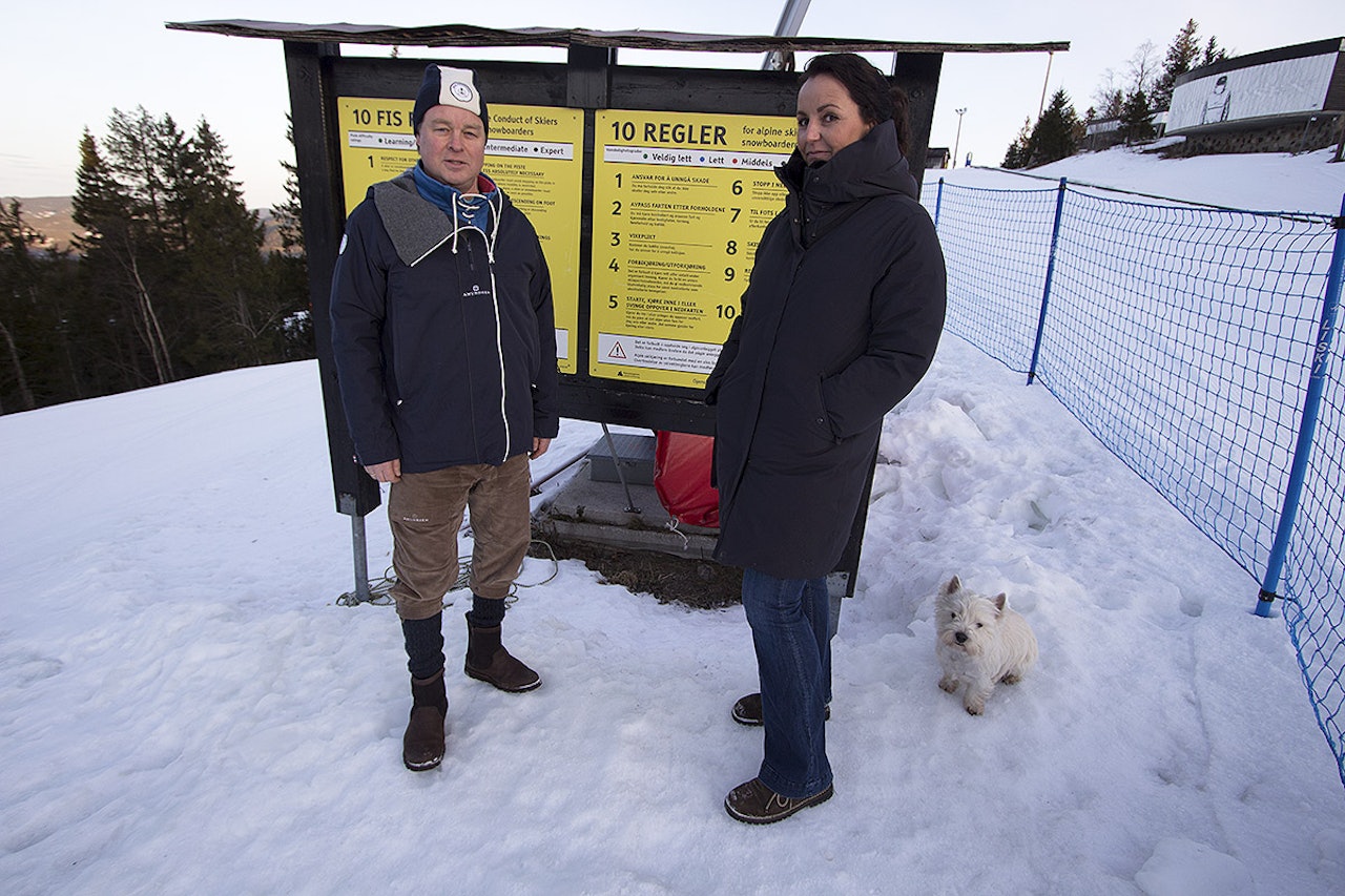 MED FELLER: Espen Bengston i Oslo Vinterpark (t.v.) og Camilla Sylling Clausen vil tydeliggjøre retningslinjene for å oppholde seg i skianlegg utenfor åpningstidene. Foto: Anders Holtet