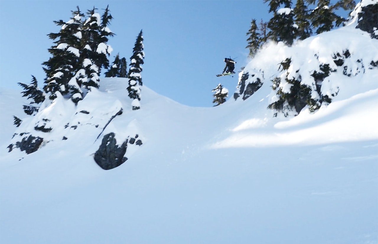 HJEMME PÅ BORTEBANE: Vebjørn Enersen på vei utfor en klippe i snøhullet Alpental i Washington blir en slags blanding av hjemmebane og bortebane.
