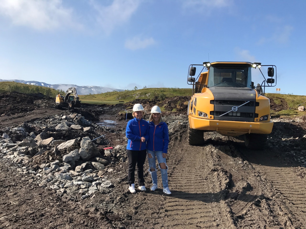 BYGGER: Det blir bygget et høydebasseng på rundt 70 000 kubikkmeter i et større areal vest for Hangurstoppen. Her er Anna Bryn og Synva Vinje ved bassenget. Bilde: Voss Resort BYGGER: Det blir bygget et høydebasseng på rundt 70 000 kubikkmeter i et større areal vest for Hangurstoppen. Her er Anna Bryn og Synva Vinje ved bassenget. Bilde: Voss Resort