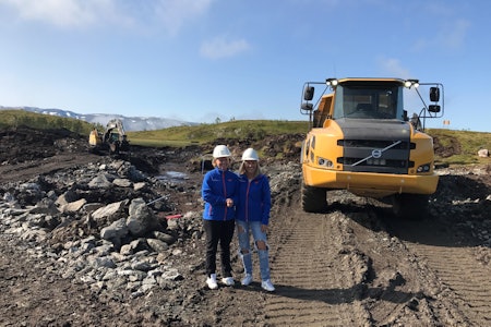 BYGGER: Det blir bygget et høydebasseng på rundt 70 000 kubikkmeter i et større areal vest for Hangurstoppen. Her er Anna Bryn og Synva Vinje ved bassenget. Bilde: Voss Resort BYGGER: Det blir bygget et høydebasseng på rundt 70 000 kubikkmeter i et større areal vest for Hangurstoppen. Her er Anna Bryn og Synva Vinje ved bassenget. Bilde: Voss Resort